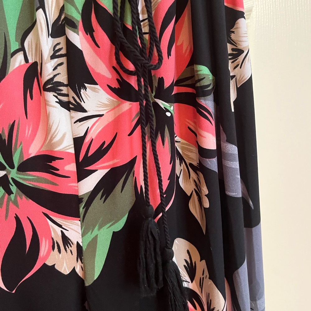 Black tropical strapless jumpsuit. NY&Co. NWT - Picture 5 of 7